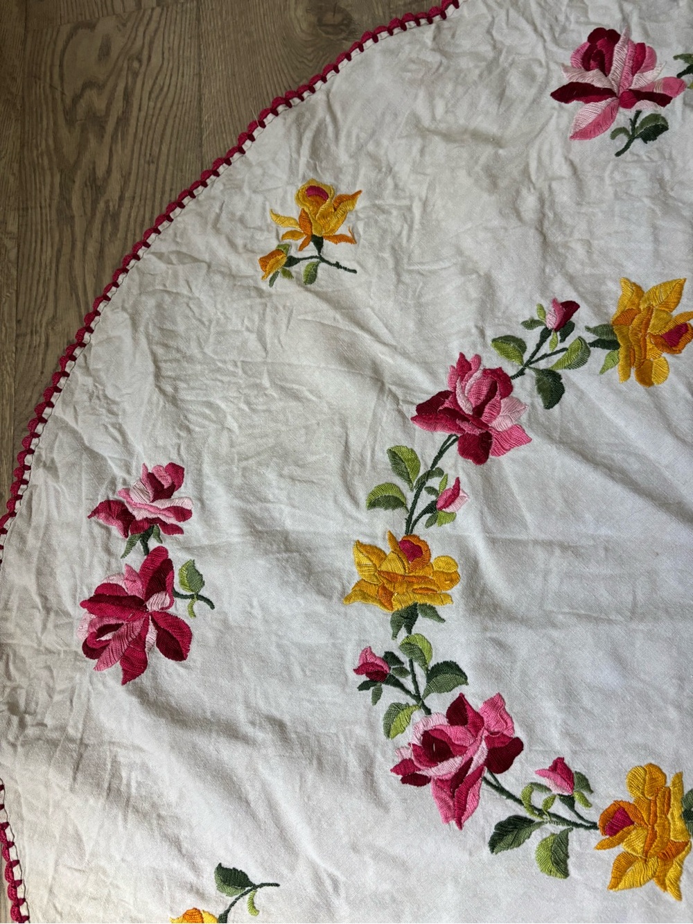 Vintage Floral Ivory Linen Tablecloth Hand Embroidered Pink Yellow Red 47”x42” - Picture 4 of 7